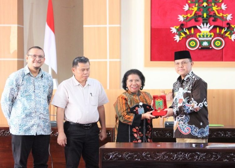 Penjabat (Pj) Bupati Barsel H. Deddy Winarwan dengan Wakil Rektor Bidang Akademik Universitas Palangka Raya (UPR)          Dr. Natalina Asi, M.A. di Aula Rahan  UPR, Palangkaraya, Kamis (16/05/2024). (ist)