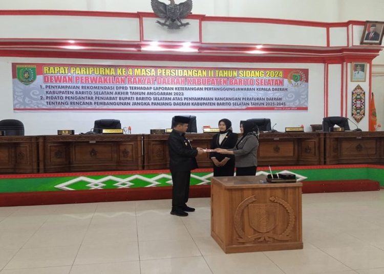 enjabat (Pj) Bupati Barito Selatan (Barsel) H. Deddy Winarwan menghadiri Rapat Paripurna Ke-IV (empat) Masa Persidangan II (dua) Dewan Perwakilan Rakyat Daerah (DPRD) Kabupaten Barito Selatan Tahun 2024, Senin (3/6/2024). (ist)