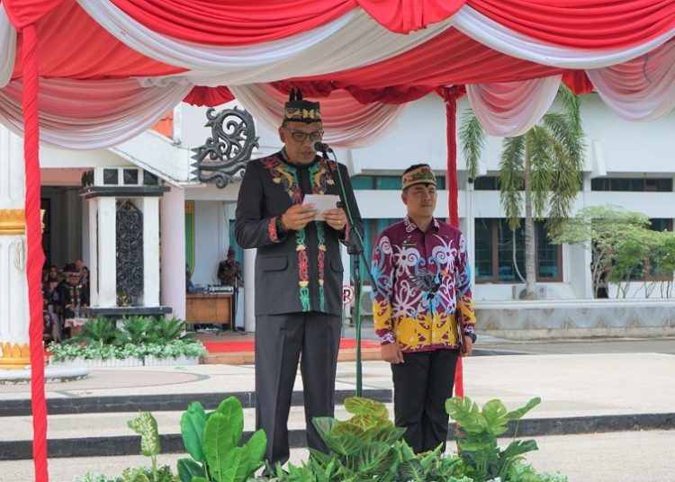 Pj Bupati Barito Selatan (Barsel) H. Deddy Winarwan diwakili oleh Sekretaris Daerah Kab Barsel Edy Purwanto pimpin Upacara Hari Jadi ke-67 Provinsi Kalteng, di Halaman Kantor Bupati Barsel, Senin (27/5/2024). (ist)