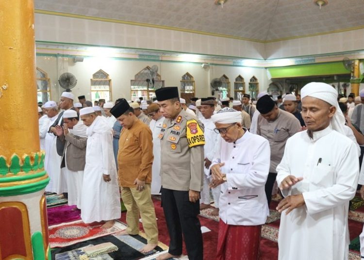 Penjabat (Pj) Bupati Barito Selatan (Barsel) H. Deddy Winarwan melaksanakan Sholat Idul Fitri 1 Syawal 1445 H di Masjid Agung Baiturrahman Buntok,  Rabu (10/04/2024). (Ist)