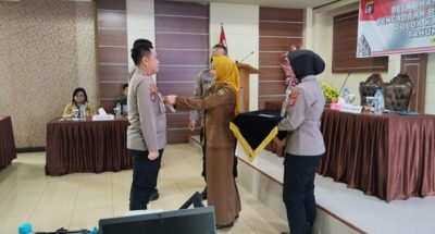 Kepala BPSDM Pro.Kalteng Rahmawati saat menyematkan Tanda Peserta Pelatihan pada Pelatihan PBJP Level-1.(Photo/rendy)