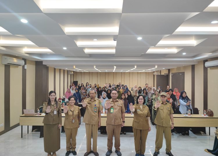 Peserta Sosialisasi Konsumen Cerdas photo bersama usai pembukaan.(Photo/eve)