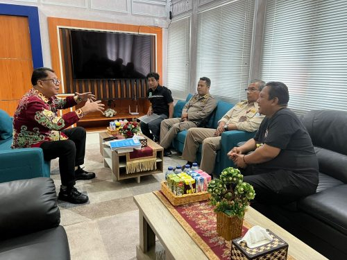 Kepala Dislutkan Prov. Kalteng Darliansjah saat menerima kunjungan dari Tambun Bungai Palangka Raya Koi Club (TBPKC) membahas dukungan 1st Tambun Bungai Koi Festival.(Photo/t2n)