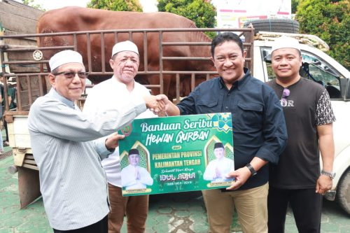 Wagub Kalteng saat menyerahkan bantuan hewan qurban secara simbolis.(Photo/asef)