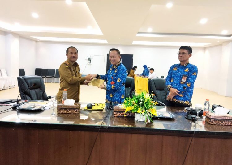 Penyerahan surat pemberitahuan dan surat tugas dari Inspektur Daerah Prov. Kalteng ke Sekretaris Daerah Kabupaten Kapuas,(Photo/tyn)