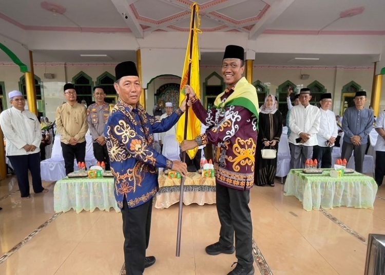 Penjabat (Pj) Bupati Barito Selatan (Bup Barsel) H. Deddy Winarwan yang diwakili oleh Asisten Administrasi Umum Mirwansyah menghadiri acara seremonial pelepasan keberangkatan Jamaah Calon Haji (JCH) Kabupaten Barito Selatan Tahun 1445 H/2024 M di Selasar Masjid Agung Baiturrahman Buntok, Minggu (19/5/24) pagi. (ist)