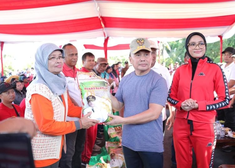 Gubernur Kalteng H. Sugianto Sabran menyerahan paket sembako secara simbolis.(Photo/feri)