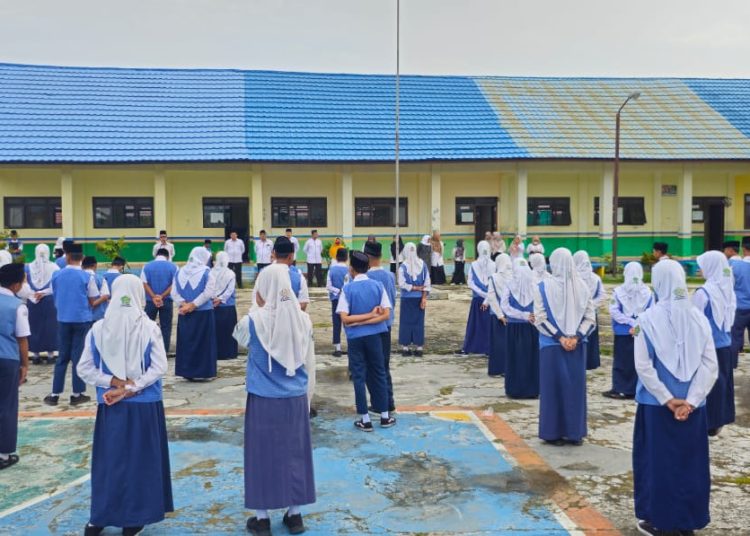 Siswa/ siswi MTs Annur Palangka Raya saat mendengarkan arahan Kepala MTs Annur Palangka Raya.(Photo/ist)