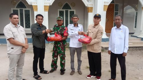 Sahli Gubernur Yuas Elko saat menyerahkan bantuan paket sembako secara simbolis kepada perwakilan masyarakat terdampak banjir di Kabupaten Seruyan.(Photo/ist)