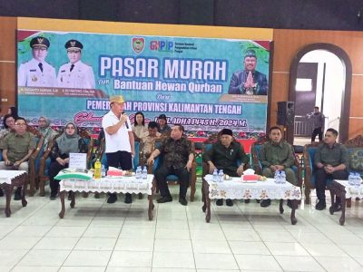 Gubernur Kalteng H. Sugianto Sabran saat menyampaikan sambutan pada kegiatan Pasar Murah dan penyerahan hewan qurban di enam titik lokasi secara virtual dari Islamic Center Sampit.(Photo/razikin)