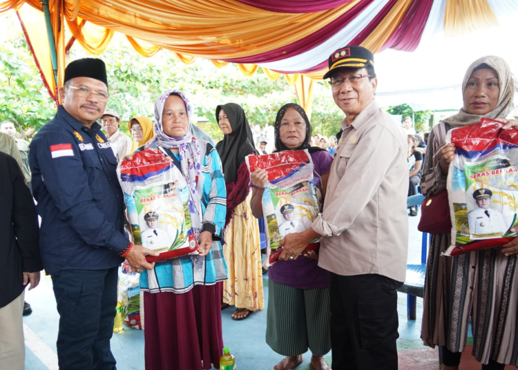 Sekda Prov. Kalteng H. Nuryakin saat menyerahkan bantuan paket sembako kepada masyarakat Barito Timur.(Photo/ikhsan)