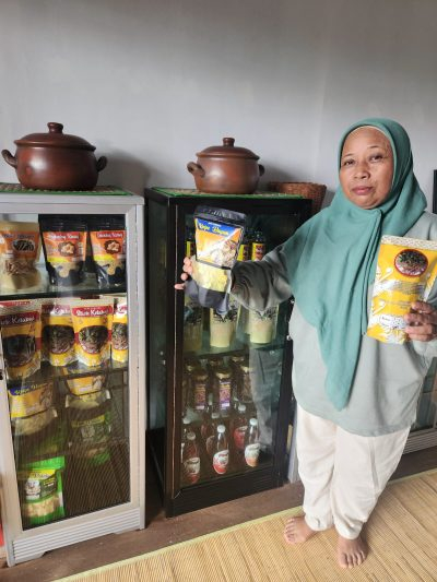 Henny Wijiastuti dengan beberapa hasil produk usahanya.(Photo/ivan)