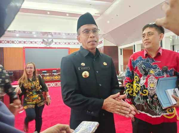 Pj Bupati Mura Hermon  saat diwawancarai media usai Rapat Paripurna. (Rosa)