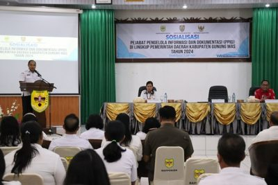 Kabid Pengelolaan Informasi Publik, Diskominfosantik Prov. Kalteng Erwindy saat menghadiri Sosialisasi PPID Lingkup Pemerintah Kabupaten Gunung Mas sekaligus menjadi narasumber.(Photo/ gms)