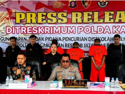 Plt. Kadisdik Kalteng Muhammad Reza Prabowo (kiri) saat menghadiri Press Release Ditreskrimum Polda Kalteng.(Photo/razikin)