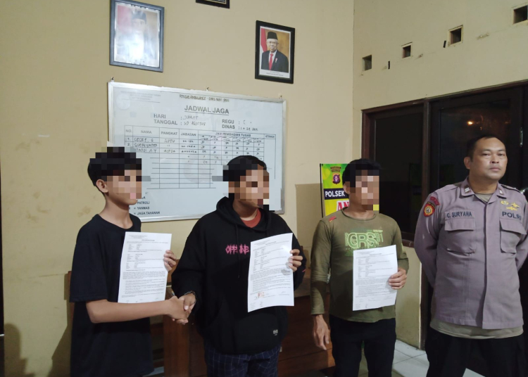 KETERANGAN FOTO: Kepolisian Polsek Sabangau turun tangan memediasi anak dibawah umur yang terlibat dalam perkelahian hingga sepakat berdamai saat dimediasi. (Ist)