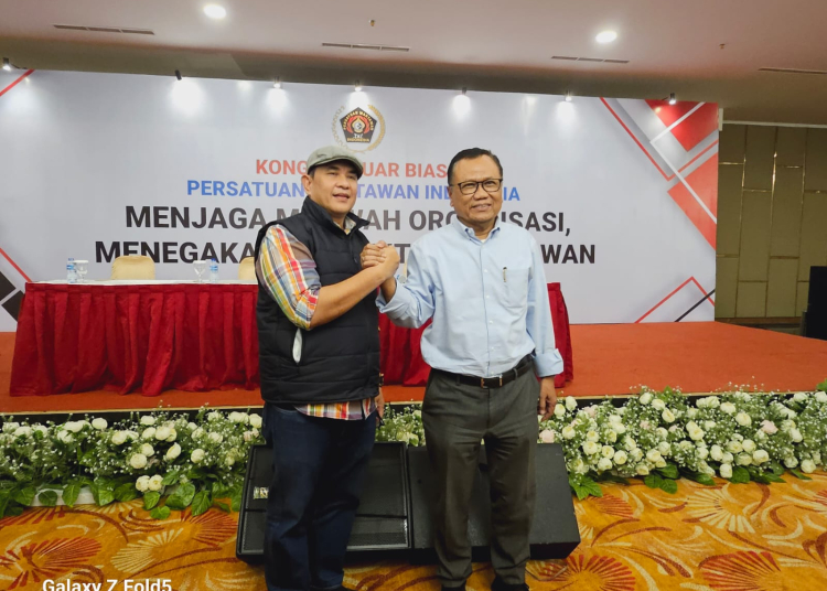 Zulmansyah dan Sasongko Tedjo saat Kongres Luar Biasa (KLB) PWI yang diadakan di Hotel Grand Paragon, Jakarta, pada Minggu (18/8/2024). (IST)