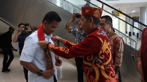 Pengalungan Lamiang (Syal Adat Dayak) dan Lawung (Topi Adat Dayak) oleh Staf Ahli Gubernur Bidang Ekonomi, Keuangan dan Pembangunan Yuas Elko kepada Waka BRIN.(Photo/nasrullah)