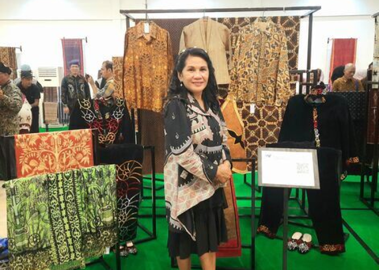 Kepala Museum Balanga Hartini Titin pada Stand Pameran Kain Tradisional Nusantara Kalimantan Tengah.(Photo/yaumil)