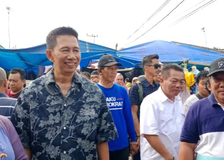 Bakal Calon Gubernur Kalimantan Tengah H. Nadalsyah Koyem dan Bakal Calon Bupati Kapuas H. M. Wiyatno manfaatkan waktu untuk blusukan ke Pasar Sabtu jalan Cilik Riwut dan jalan Mahakam pada Sabtu pagi, 21/9/2024. (Ist)