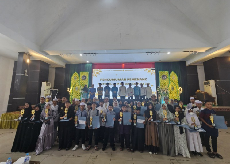 Keluarga Besar SMAN 1 Palangka Raya Menggelar Peringatan Maulid Nabi Muhammad SAW di Aula Berkah Kantor Disdik Provinsi Kalimantan Tengah (Kalteng). (Madnur)