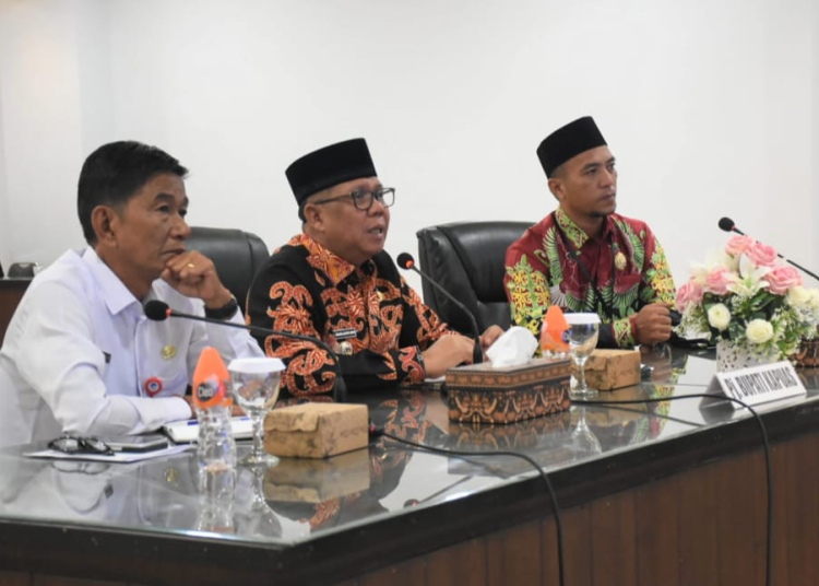 Ketua Komisi Informasi Provinsi Kalimantan Tengah Agus Triantony disambut langsung oleh Pj. Bupati Kapuas H. Darliansjah di dampingi Kepala Dinas Kominfo Kapuas Hartoni U Sawang, S.IP, MM. Kamis 26/9/2024. (Ist)