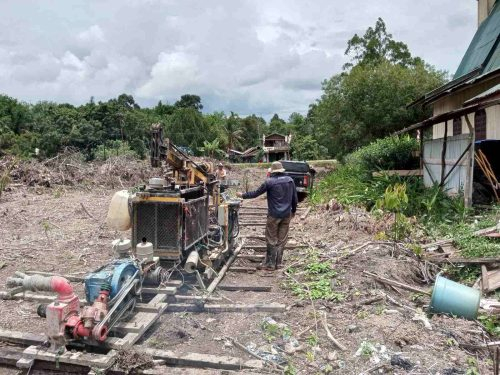 Kegiatan Pengeboran menggunakan mesin bor Jacro 200 oleh petugas DESDM Prov. Kalteng.(Photo/upt)