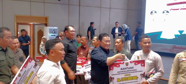 Gubernur Kalimantan Tengah Sugianto Sabran di dampingi Wagub Edy Pratowo hadir pada acara puncak yang di ikuti seribu peserta yang terdiri dari Tagana, Relawan Sosial dan organisasi sejenis alimantan Tengah. (ist)