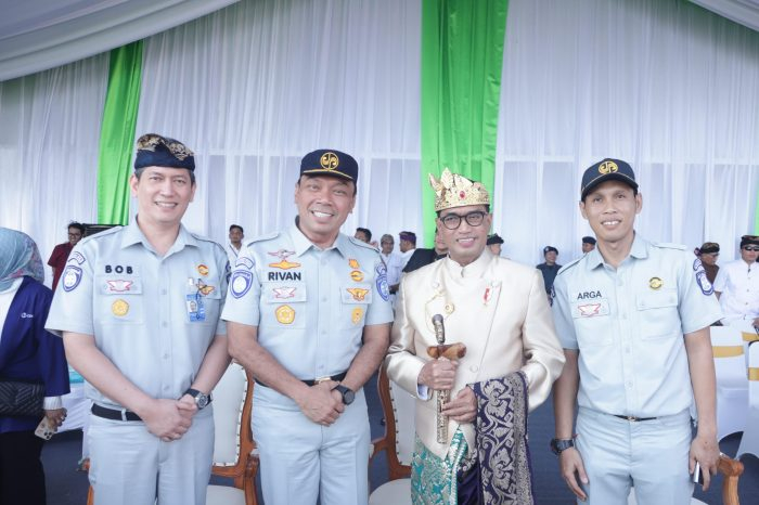 Direktur Utama Jasa Raharja, Rivan A. Purwantono dan jajaran saat menghadiri upacara
peringatan Hari Perhubungan Nasional (Harhubnas) 2024 yang diselenggarakan oleh
Kementerian Perhubungan (Kemenhub) di Bali Maritime Tourism Hub (BMTH) Benoa,
pada Selasa (17/09/2024). (ist)