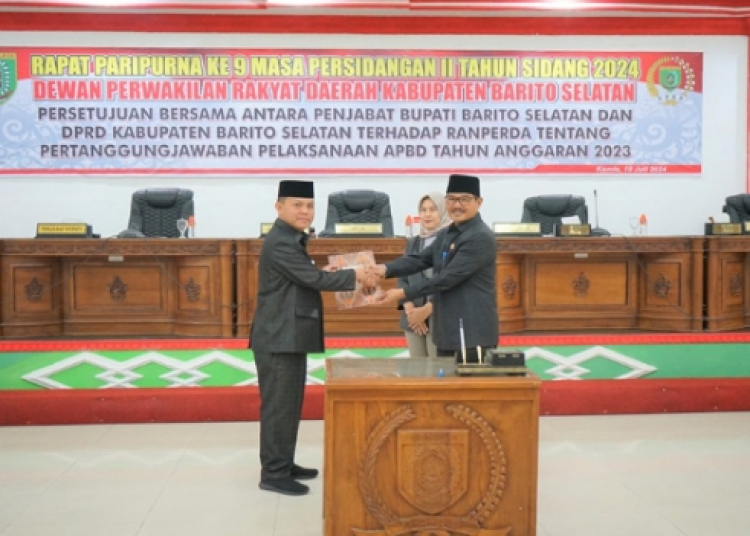 Penjabat Bupati Barito Selatan H. Deddy Winarwan menghadiri secara langsung Rapat Paripurna ke 9 Sembilan) Masa Persidangan II DPRD Kabupaten Barito Selatan bertempat di Graha Paripurna DPRD Kab Barsel, Kamis (18/7/2024). (ist)