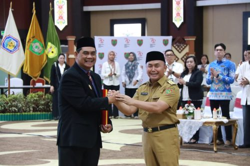 Gubernur Kalimantan Tengah Sugianto Sabran, resmi mengukuhkan Shalahuddin sebagai Penjabat Sementara (Pjs) Bupati Kotawaringin Timur.(Photo/mediadisdik)