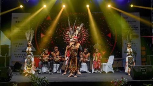 Tim Kesenian Kalteng saat menampilkan karungut "Spirit of Culture Ibu Kota Nusantara".(Photo/aldila)