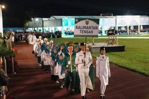 Defille Kafilah Kalteng pada Pembukaan MTQ Nasional XXX Tahun 2024 di Samarinda.(Photo/asep)