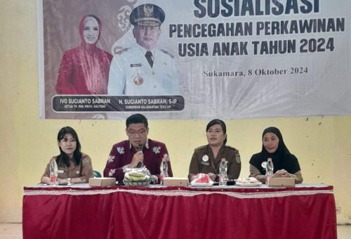 Sekretaris Dinas P3AP2KB Kabupaten Sukamara, Hotna Alana Pauli DAN PARA narasumber saat mensosialisasi Pencegahan Perkawinan Usia Anak.(Photo/elvi)