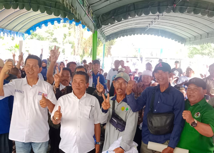 Silaturrahmi, Calon Bupati Kapuas H. M. Wiyatno bersama Calon Gubernur Kalimantan Tengah H. Nadalsyah Koyem minta restu dan dukungan dari warga Warnasari Kecamatan Tamban Catur dan Warga Desa Mawar Kecamatan Pulau Petak. Sabtu, 5/10/2024. (Ist)