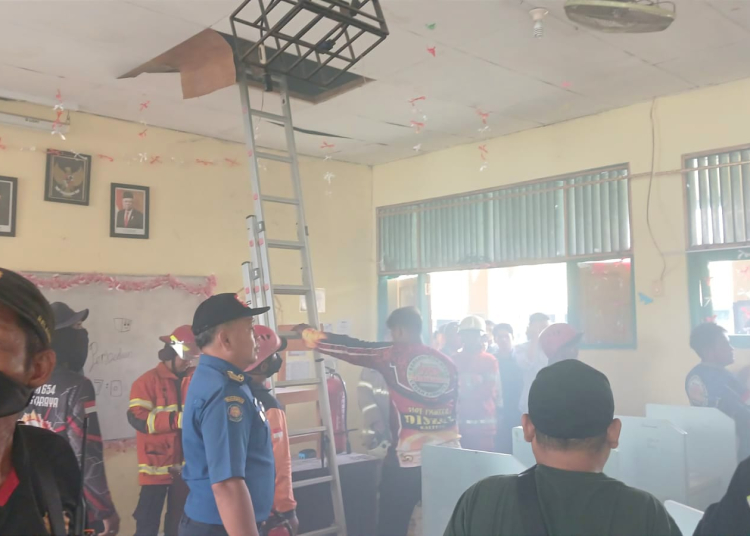 KETERANGAN FOTO : Suasana Ruangan SMKN 3 Palangka Raya nyaris terbakar karena korsleting listrik, Selasa (8/10/2024). FOTO/RIZAL