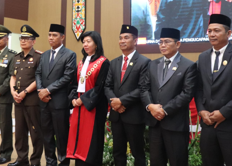 Wiwin Susanto dan dua unsur pimpinan DPRD Kabupaten Katingan lainnya foto bersama Sekda Katingan dan Forkopimda, usai pelantikan tiga unsur pimpinan DPRD setempat, beberapa waktu lalu, di ruang DPRD Setempat. (Ist)