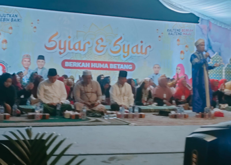 Syiar Dan Syair Berkah Huma Betang yang berlangsung di Sanaman Mantikei Kota Palangka Raya Selasa 29 Oktober malam. (Mat Nur)