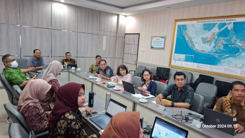 Kepala Bappedalitbanng Prov. Kalteng Leonard S. Ampung bersama Surveyor Pemetaan Ahli Madya (Tim Kerjasama) Direktorat Kelembagaan dan Jaringan Informasi Geospasial Aris Haryanto.(Photo/ist)