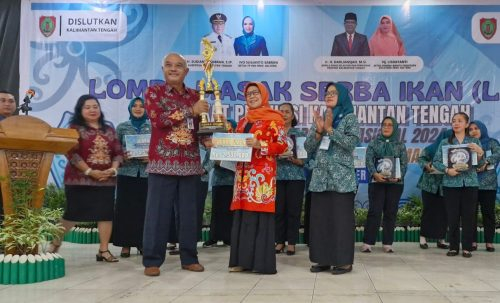 Ketua TP-PKK Kab. Kapuas Hj. Lisdayanti menerima hadiah Juara Umum pada Lomba Masak Serba Ikan Tingkat Prov. Kalteng Tahun 2024.(Photo/t2n)