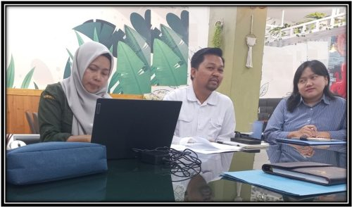 Penata Kelola Penanaman Modal Ahli Muda DPMPTSP Prov. Kalteng Siti Najmah saat melaksanakan kegiatan pengawasan pada PT. Agro Wana Lestari.(Photo/arf)