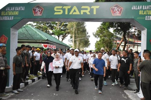 Gubernur Kalteng H. Sugianto Sabran saat mengikuti kegiatan Jalan Santai dan Silaturahmi Kebangsaan dalam rangka memperingati HUT ke-79 TNI.(Photo/ikhsan)