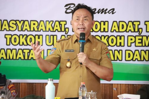 Gubernur Kalteng H. Sugianto Sabran saat memberikan arahan dihadapan para tokoh masyarakat, tokoh adat, tokoh agama dan tohoh pemuda di Kecamatan Parenggean.(Photo/asep)