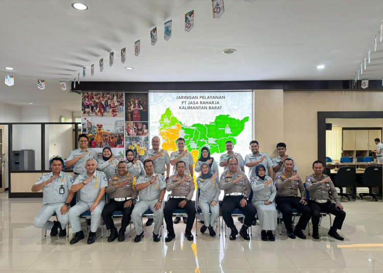 Jasa Raharja bersama Korlantas Polri mengadakan kegiatan monitoring dan evaluasi (Monev) Bidang Penegakan Hukum Triwulan III 2024, yang diselenggarakan di Aula Polda Kalimantan Barat pada Kamis (10/10/2024). (ist)