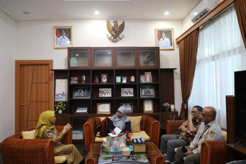 Kadis TPHP Prov. Kalteng Hj. Sunarti saat berdiskusi dengan anggota tim  BBPSI BIOGEN.(Photo/tpht)