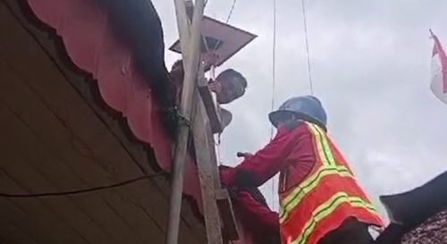 Petugas PLN saat melakukan pemasangan Pembangkit Listrik Tenaga Surya (PLTS) di rumah salah seorang warga.(Photo/MMCKalteng)