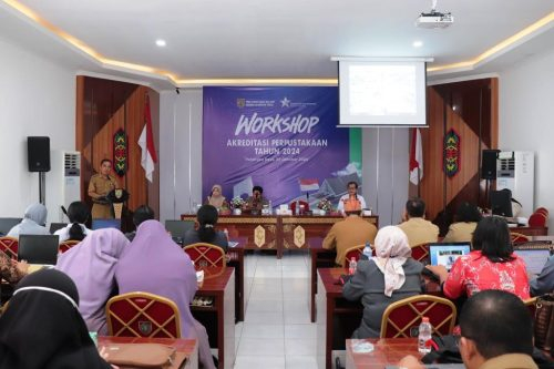 Plh. Kadispursip Kalteng Arthur Mukkun membuka acara Workshop Akreditasi Perpustakaan Tahun 2024.(photo/ist)