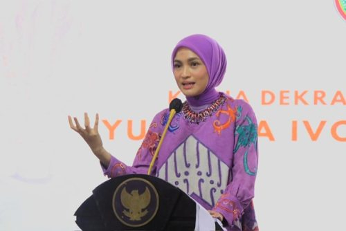 Ketua Dekranasda Prov. Kalteng Ivo Sugianto Sabran saat membuka secara resmi kegiatan Peningkatan Desain Kriya dan Wastra Kalteng.(Photo/fery)