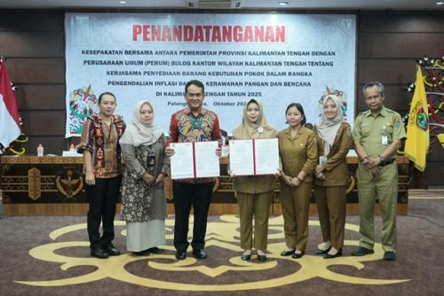 Asisten Perekonomian dan Pembangunan Setda Prov. Kalteng Sri Widanarni bersama Kepala Perum BULOG Kantor Wilayah Kalteng Budi Cahyanto usai melakukan Penandatanganan Kesepakatan Bersama.(Photo/iksan)