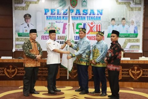 Plt. Kepala Biro Kesra Ahmad Pahruka saat melepas secara resmi Peserta FASI XII Kafilah Kalteng mengikuti Ajang FASI XII Tingkat Nasional.(Photo/asep)